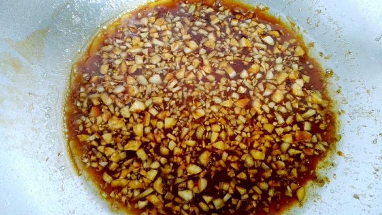 蒜蓉金蟹蒸粉丝,倒入调理好的酱汁，小火熬制三分钟，关火备用。