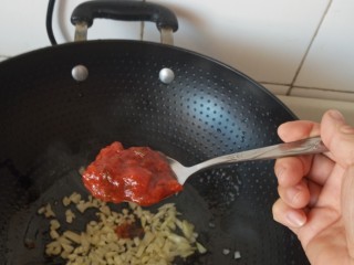 大虾芝士番茄酱意面,加两勺番茄酱小火让酱变热