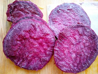 中式点心+月饼“蒸”的好吃！,把紫薯洗干净去皮，再把它切成薄片