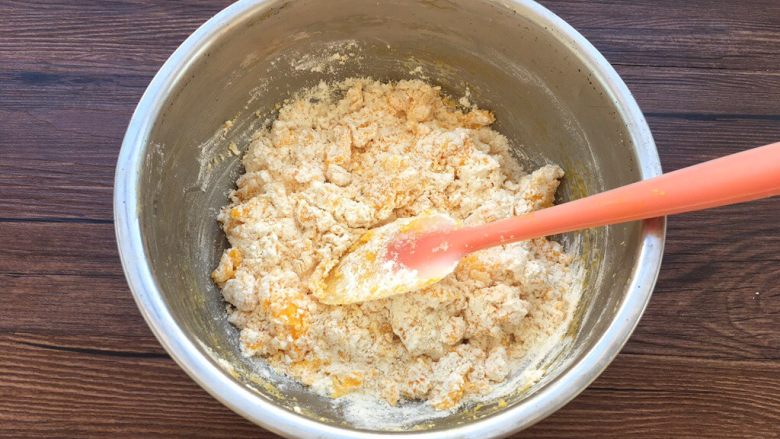 蛋黄小饼干,面粉用刮刀搅拌均匀。