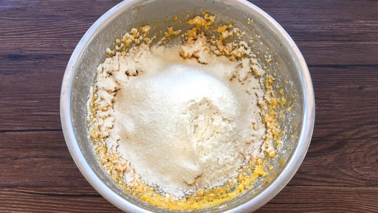 蛋黄小饼干,筛入110克低筋面粉。