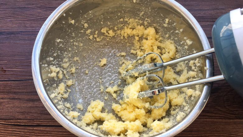 蛋黄小饼干,黄油与细砂糖用电蛋打器打发至蓬松状态。
