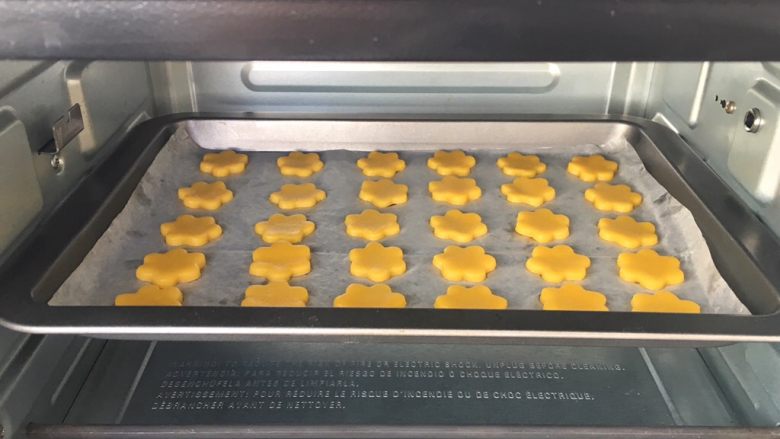 蛋黄小饼干,烤箱上下火预热150度，烤15分钟饼干变金黄色即可出炉。
