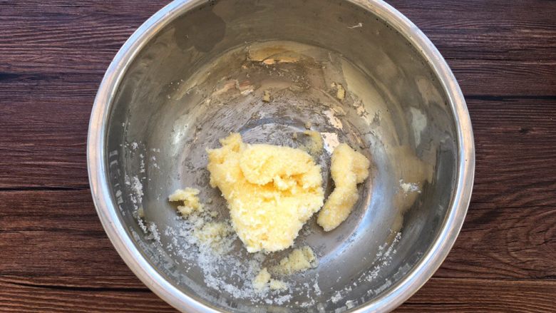 蛋黄小饼干,用刮刀拌匀均匀，防止在打发过程飞溅出来。