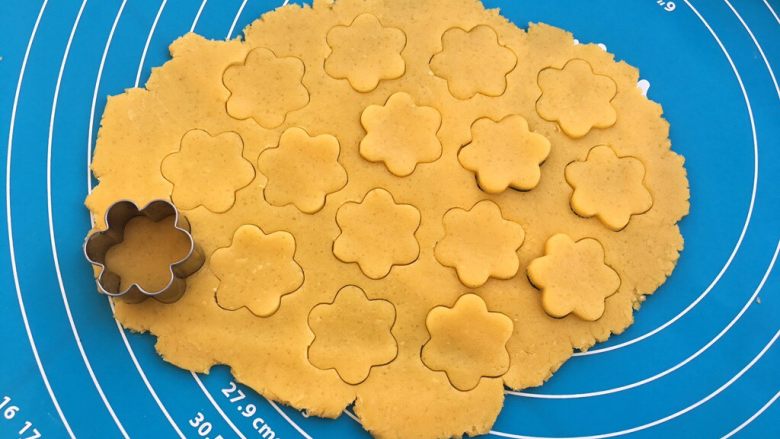 蛋黄小饼干,饼干面团分两份，用擀面杖擀成薄片，再用模具压成自己喜欢的饼干形状。