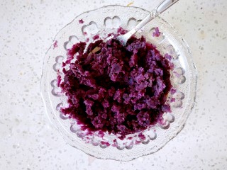 中式点心+月饼“蒸”的好吃！,紫薯同样的蒸熟，加上白糖，也捣成泥。