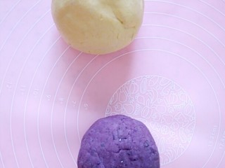 中式点心+月饼“蒸”的好吃！,紫薯同样的揉成面团。