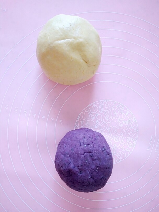 中式点心+月饼“蒸”的好吃！,紫薯同样的揉成面团。