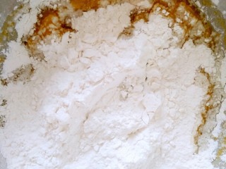 中式点心+月饼“蒸”的好吃！,南瓜泥里面加入适量的藕粉。