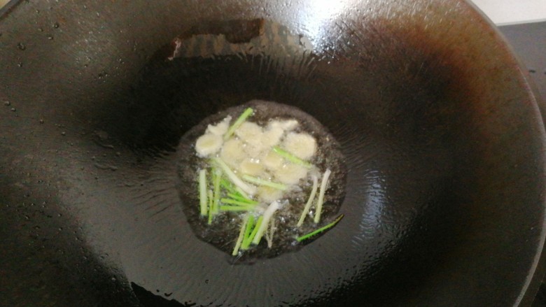 响油脆黄瓜,锅中入适量油，放入葱段和姜片煸香；