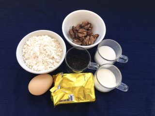 核桃酥,准备低筋面粉105克、白糖40克、鸡蛋一个、黄油50克、牛奶20克、黑芝麻10克。
