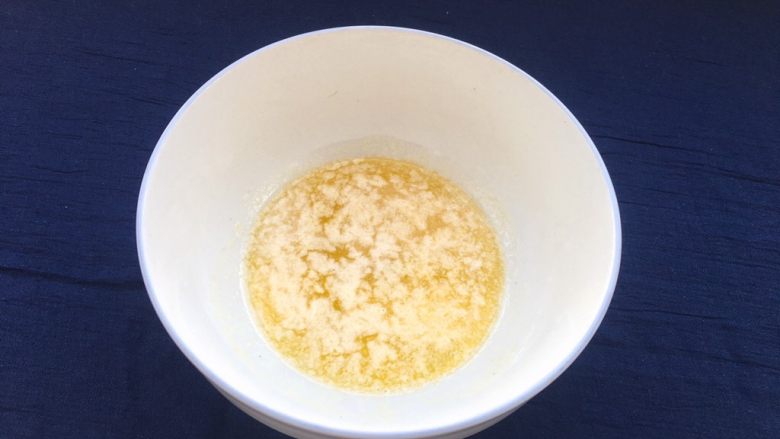 核桃酥,黄油隔水蒸化自然凉透待用。