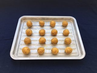 核桃酥,烤盘垫上油纸，把小圆球整齐摆放在烤盘上。