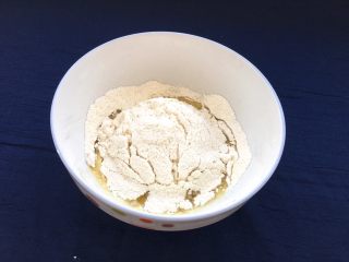 核桃酥,低筋面粉与1/2勺泡打粉混合筛入黄油中。