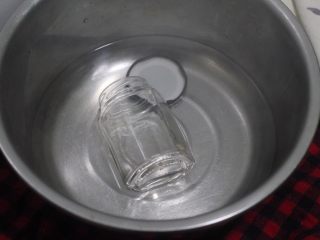 秋季滋补单品，秋梨膏,放秋梨膏的玻璃瓶提前用开水烫一下消毒。