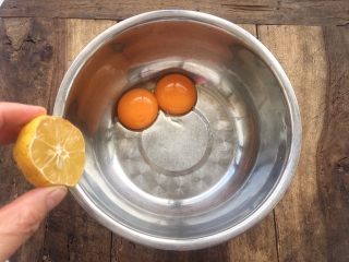蛋黄小溶豆,柠檬汁挤几滴放入蛋黄中，柠檬汁可以去除蛋黄腥味。