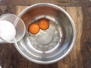 蛋黄小溶豆,5克细砂糖倒入盆中。