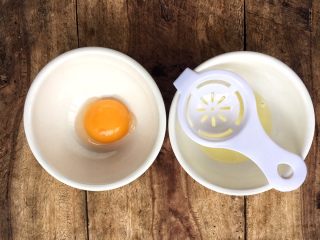 蛋黄小溶豆,鸡蛋磕破后，蛋黄、蛋清分离，