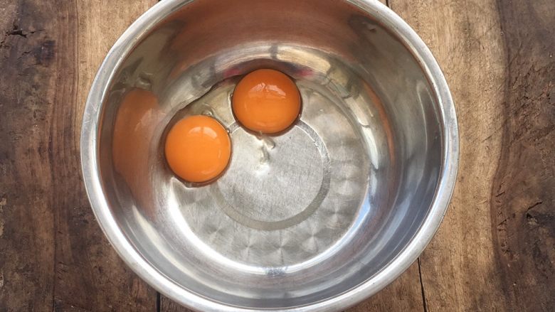 蛋黄小溶豆,将蛋黄放入大盆里待用。
