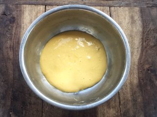 蛋黄小溶豆,再用切拌方式拌均。
