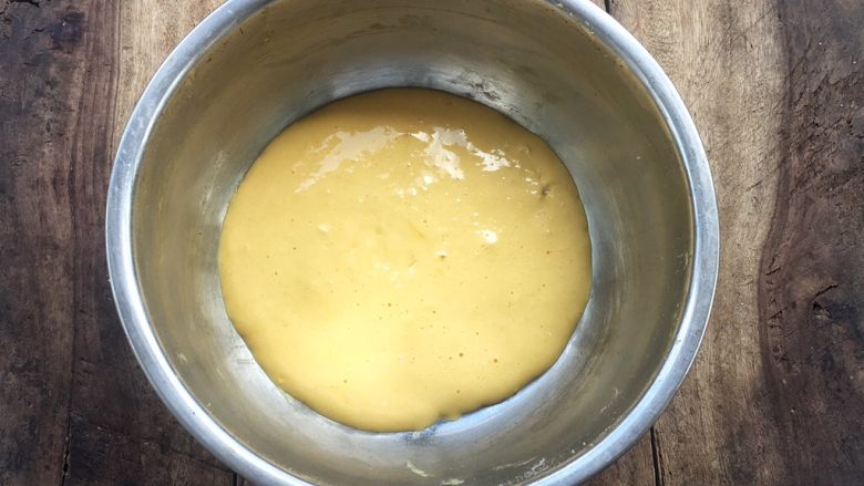 蛋黄小溶豆,再用切拌方式拌均。