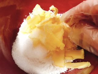 黄金南瓜派和南瓜汤,黄油先切小片，便于室温下软化，然后加入糖和粉，抓搓均匀。
