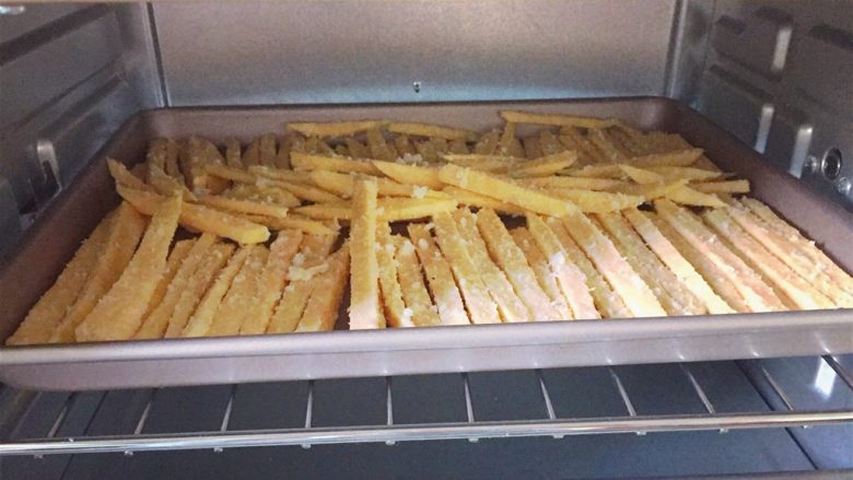 椰香红薯条,将烤盘放入预热好的烤箱中层，上下火180度，烤20分钟即可。如果你要吃酥脆些的，就再烤几分钟吧。