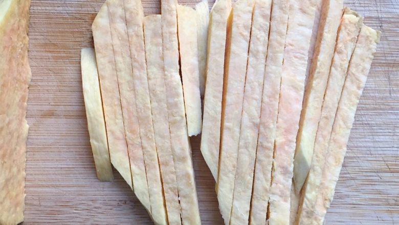 椰香红薯条,先切成厚片，然后再切成长条状。