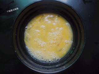 韭菜鸡蛋馅饼,鸡蛋打散成蛋液