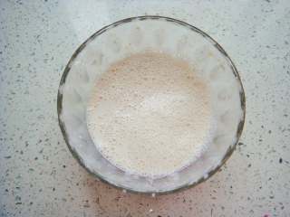 芝麻香葱饼干,酵母粉用温牛奶（分量内）融化，搅拌均匀。
