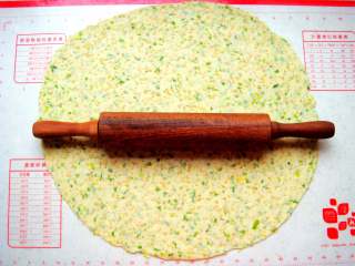 芝麻香葱饼干,面团放在垫子上，擀成厚度约0.2CM的薄片。