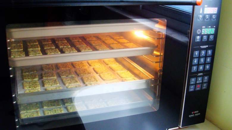 芝麻香葱饼干,热风炉烤箱提前预热：160度，烤15分钟。（烘烤的时候浓郁的香葱味~香飘满屋。）