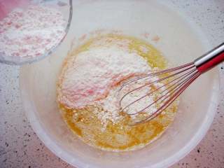 芝麻薄脆饼,倒入玉米油淀粉。