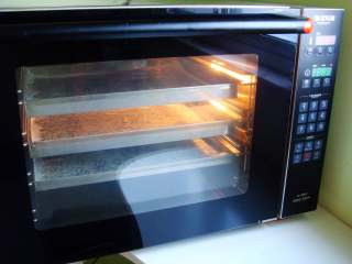 芝麻薄脆饼,烤箱提前预热：150度，热风功能烘烤15分钟。