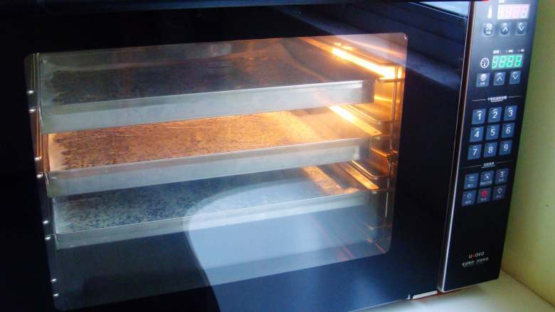芝麻薄脆饼,烤箱提前预热：150度，热风功能烘烤15分钟。