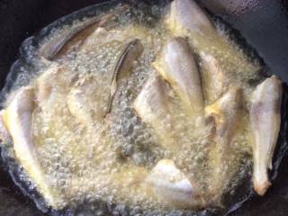 五香酥鱼,锅中放入油，烧热后，放入小黄鱼，炸至金黄色。