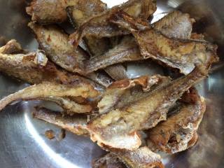 五香酥鱼,将炸好的小黄鱼捞出，沥干油。