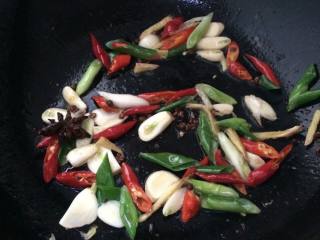 五香酥鱼,锅中放入适量油，烧热，放入葱姜蒜，辣椒，花椒，八角，翻炒均匀