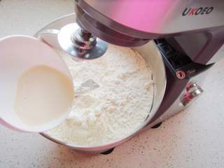 葡萄干红糖欧包,适量的水加至温热（分量内）分别倒入红糖和酵母粉里，搅拌使之融化。酵母粉水倒入面粉中。