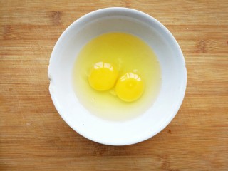 鸡蛋火腿米饭杯~,鸡蛋两个，打入碗里，