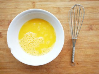 鸡蛋火腿米饭杯~,加入少量的食盐，用打蛋器搅打均匀，