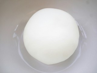 中式点心+枣花馍,揉成光滑的面团，盖保鲜膜发酵至2倍大（要多揉一会，由于加了碱面，揉不匀就是一道一道的黄色）