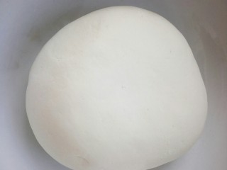 中式点心+孔雀馒头,揉成光滑的面团，盖保鲜膜发酵至2倍大