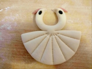 中式点心+孔雀馒头,粉色面团切小块搓小长条粘在头顶做鸟冠，用梳子压出花纹，如图