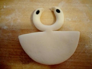 中式点心+孔雀馒头,向上弯曲，捏出嘴部，取两颗黑豆做眼睛👀