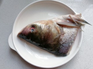 豆腐萝卜鱼头汤,胖头鱼鱼头一半，洗净备用；（就是那种头很大的鱼，我们这里叫它胖头鱼）