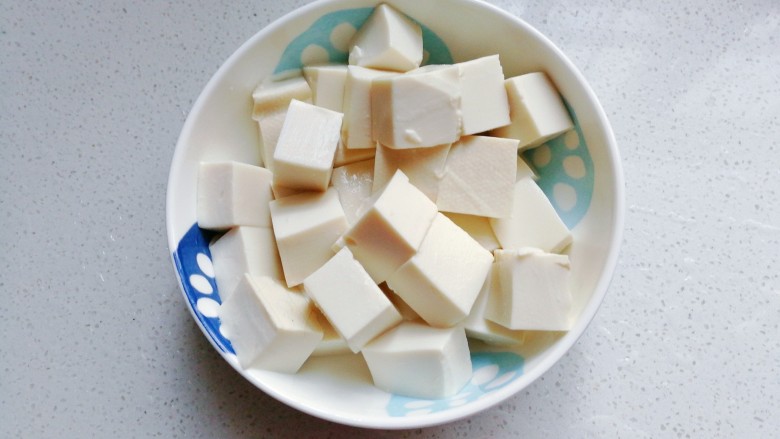 豆腐萝卜鱼头汤,将豆腐切成小方块；