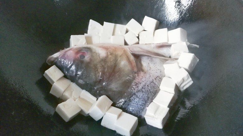 豆腐萝卜鱼头汤,再把豆腐放在鱼头周围也煎一会儿；