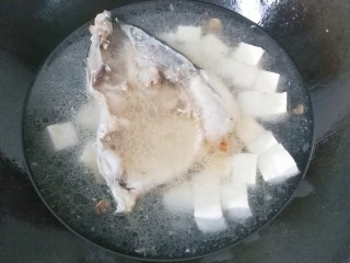 豆腐萝卜鱼头汤,加入适量清水要没过鱼头，再调入适量盐和料酒，大火烧开；