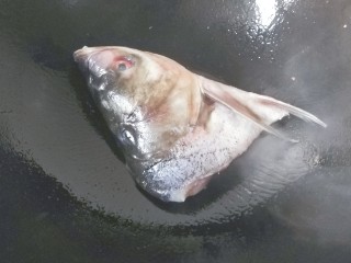 豆腐萝卜鱼头汤,放入鱼头煎一会儿；